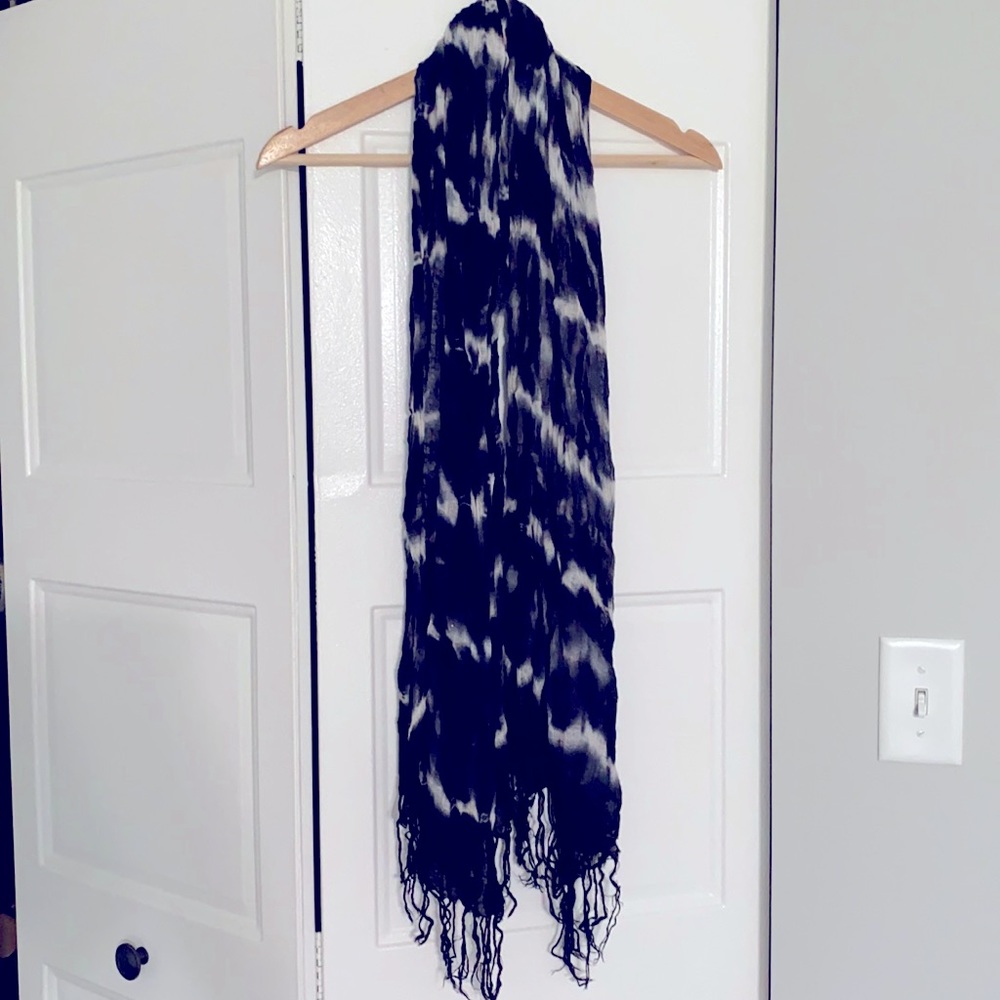Express brand lightweight scarf. OS.